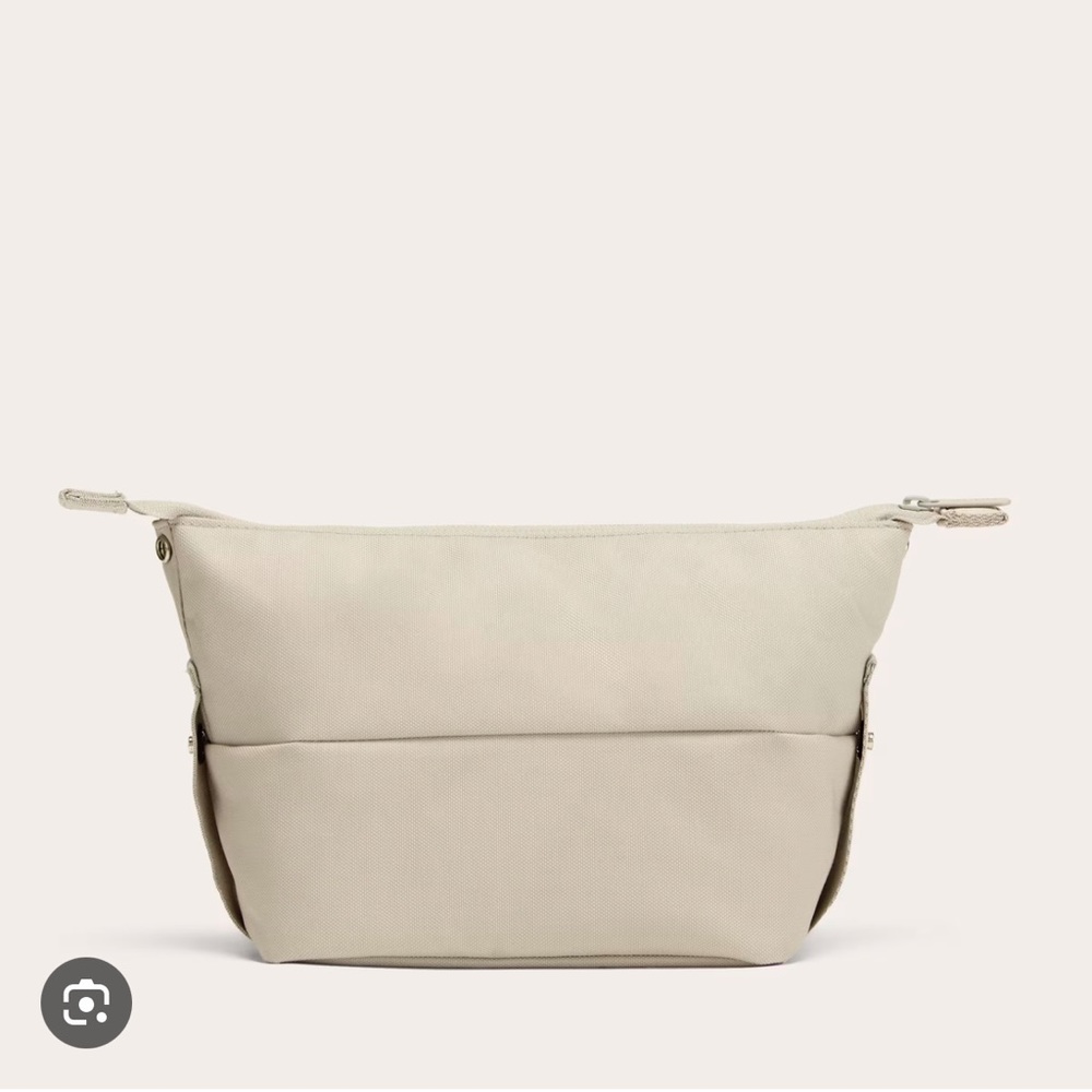 Everlane Renew Transit Catch-All Case
